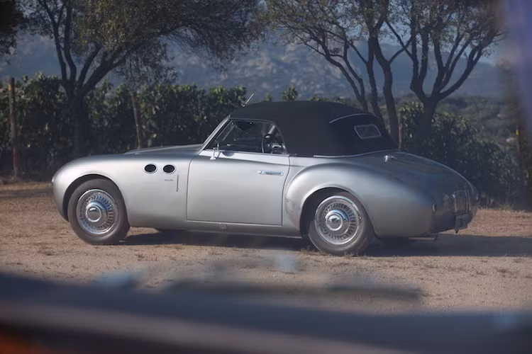 ... Nơi đây hội tụ những mẫu xe hấp dẫn nhất qua từng thời kỳ, từ những chiếc xe cổ được sản xuất trong Thế chiến II, những mẫu xe "độc bản" được đặt riêng (coachbuild) tới các xe đua tại những giải rally như Group B, Group A...