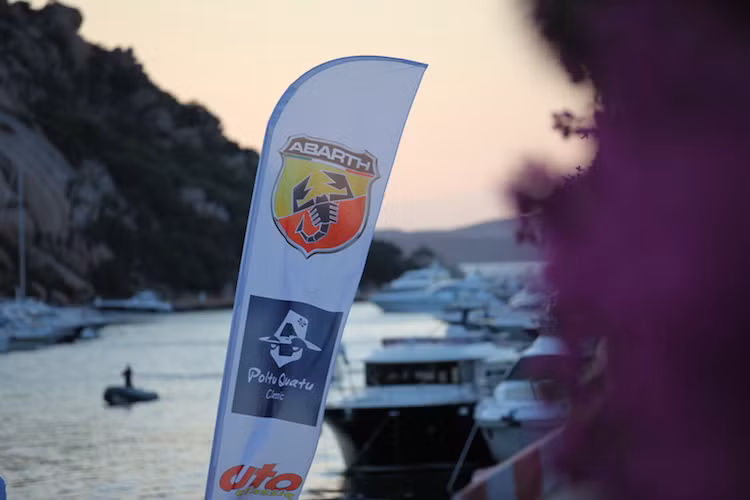 Được tổ chức hàng năm, Concorso d’Eleganza Poltu Quatu 2015 có sự tài trợ bởi Abarth - hãng độ "chuyên trị" xe Fiat. Đó là lý do vì sao logo bọ cạp của hãng này xuất hiện ở khắp nơi, và những chiếc Fiat Abarth góp mặt khá nhiều trong ngày hội.
