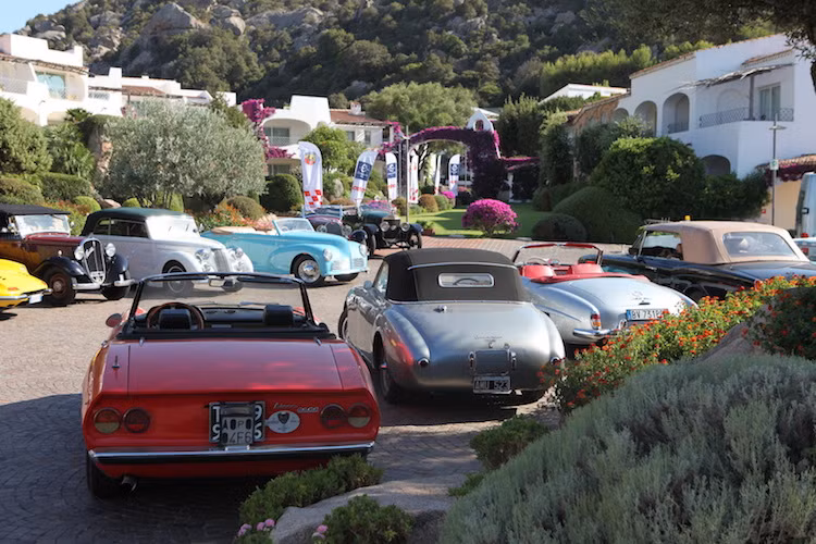 Với phong cảnh hữu tình, kết hợp giữa biển, núi và những ngôi nhà cổ, địa điểm này là nơi hoàn hảo để tổ chức một lễ hội cho những chiếc xe "quý tộc" như Concorso d’Eleganza Poltu Quatu 2015.