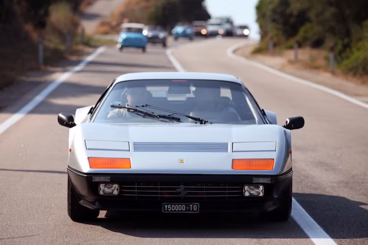 Ngay cả những chiếc xe "bình dân" hơn như chiếc Ferrari 512i BB này cũng là niềm mong ước của nhiều người yêu xe bởi vẻ đẹp và độ quý hiếm của nó.