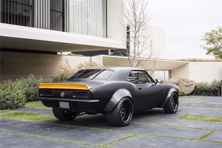 Toàn bộ thân xe có màu sơn đen nhám, với các logo Transformer và chi tiết màu vàng làm điểm nhấn.