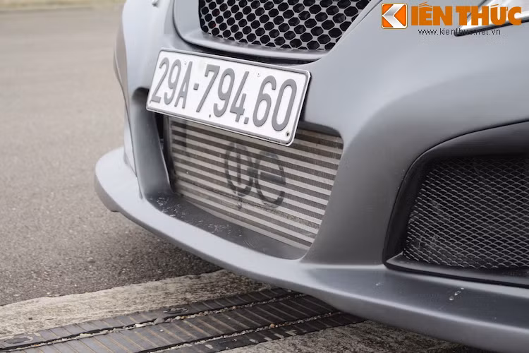 Phần lưới chắn ở khe hút gió giữa cản đã được loại bỏ để làm mát bộ tản nhiệt "độ" hiệu quả hơn.