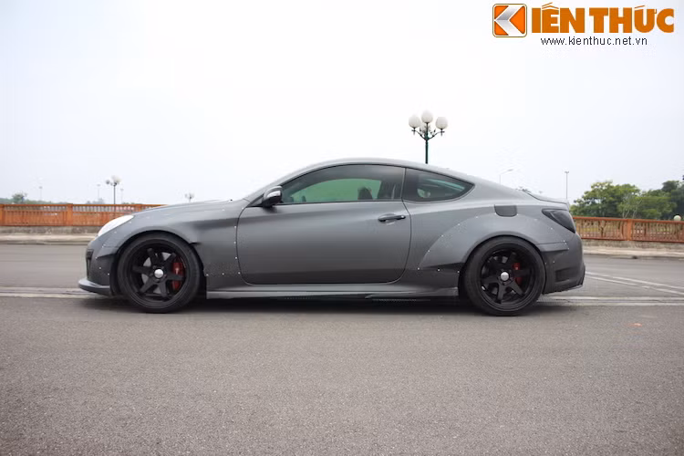 Đặc biệt, chiếc Genesis này đã được trang bị bộ widebody theo phong cách Rocket Bunny từ hãng TRA Kyoto, Nhật.