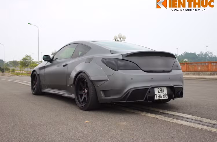 Cản sau của xe được lắp cánh khuếch tán của hãng GC Tuner. Cốp xe cũng được làm từ sợi carbon trọng lượng nhẹ.