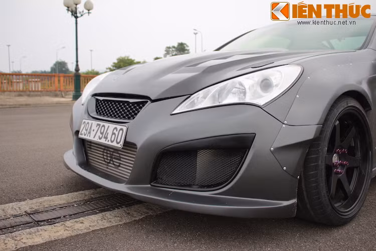 Cản trước "zin" của xe được thay bằng cản thể thao của Hannah Racing, với các lỗ thông gió có kích thước lớn hơn.