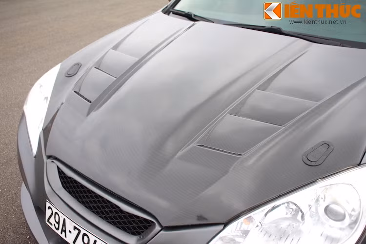 Nắp ca-pô bằng sợi carbon thật cùng các khe tản nhiệt được chủ xe nhập từ nước ngoài, với hai khoá mở nhanh ở hai bên.