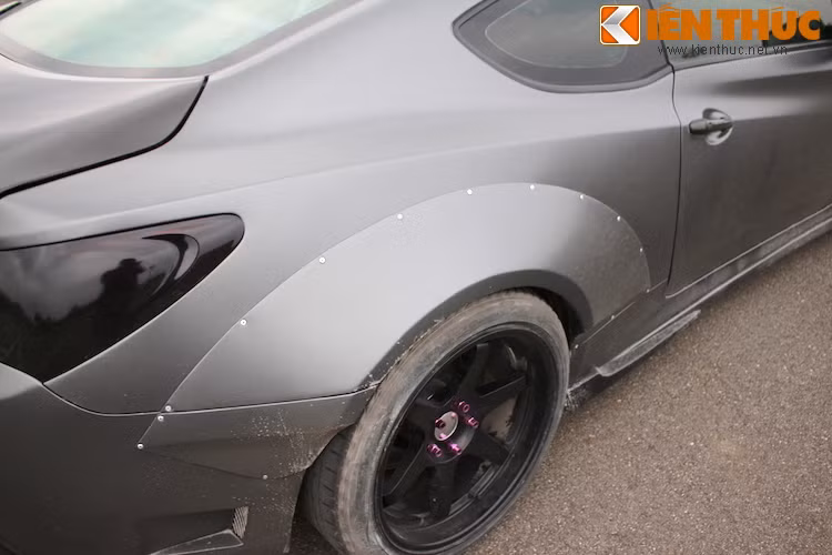 Mặc dù việc trang bị widebody đòi hỏi phải bắt buộc cắt vè "zin" của xe, nhưng chủ xe cho biết anh hoàn toàn không hối hận về quyết định này.