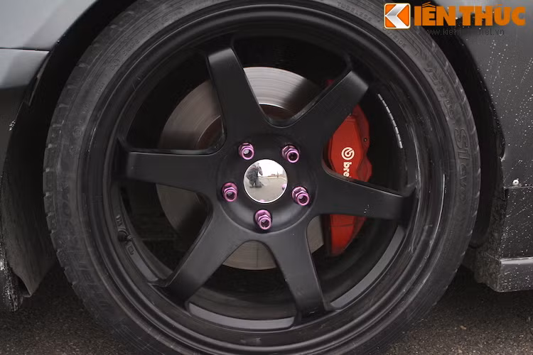 4 bánh xe được lắp mâm Varrstoen ES2 19 inch, với thớt kê (spacer) dày 5 mm được lắp vào trục bắt để vừa với widebody. Phía sau là hệ thống phanh Brembo hiệu năng cao.
