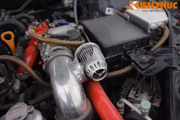...Cùng với két tản nhiệt lớn hơn, van xả (blowoff valve) từ HKS và lọc gió cùng cổ hút Greedy.