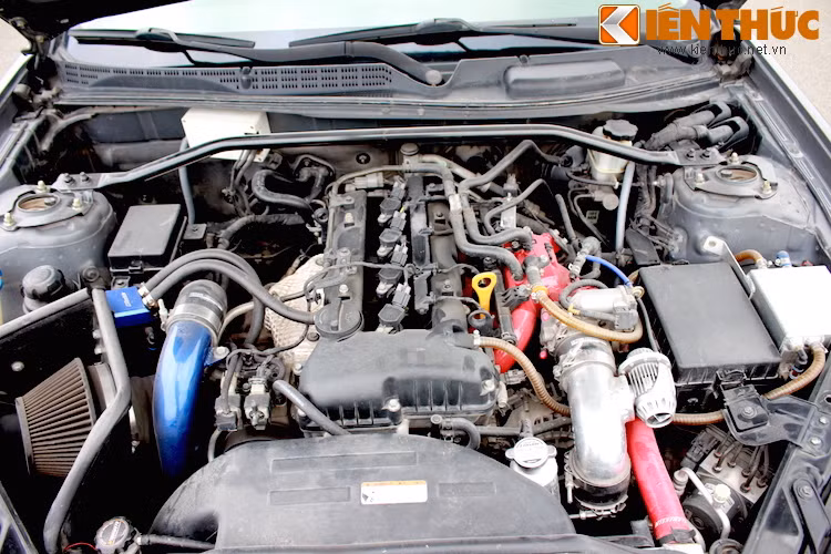 Động cơ 4 xi-lanh thẳng hàng 2.0l tăng áp của Genesis Coupe được chủ xe "độ" lại với turbo mới...