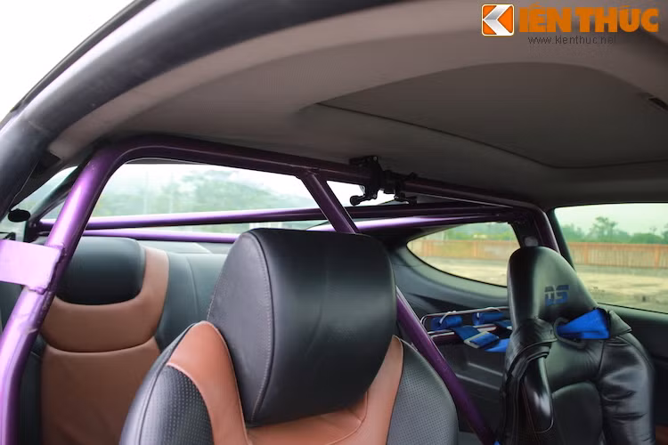 Khung thép gia cố được lắp ở phía sau ghế, để khiến chiếc xe chắc chắn hơn khi trượt ngang.