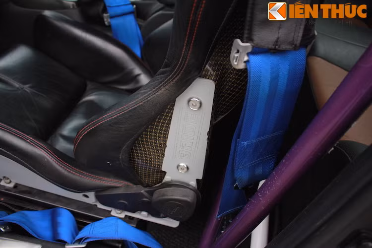 Ghế lái của xe được cung cấp bởi hãng Bride, đồng thời chủ xe cũng trang bị cả dây đai an toàn 4 điểm để giữ người trên ghế hiệu quả hơn khi drift.