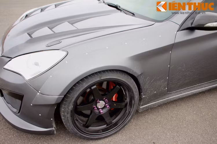 TRA Kyoto không có mẫu bodykit dành riêng cho Genesis, chính vì vậy chủ xe đã phải tự "chế" ở Việt Nam.
