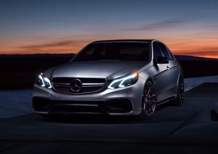 So với E-Class thường, E63 AMG khác biệt với bộ bodykit thể thao cùng các vè xe được nới rộng hơn.