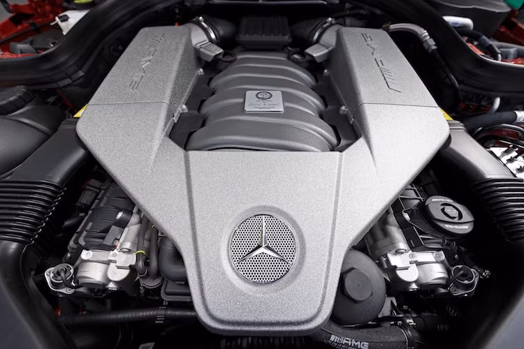 Cung cấp sức mạnh cho E63 AMG là khối động cơ V8 tăng áp kép 5.5l được sản xuất hoàn toàn thủ công, với công suất tối đa lên tới 557 PS và mô-men xoắn cực đại 720 Nm.