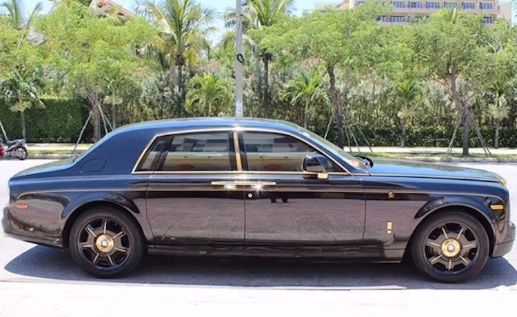  Chiếc Rolls-Royce Phantom "rồng" này đã thu hút được nhiều ý kiến trái chiều từ những người yêu xe Việt. Một số người cho rằng việc tự "độ" các chi tiết tại Việt Nam đã khiến chiếc Phantom hơn 20 tỷ "mất giá"...