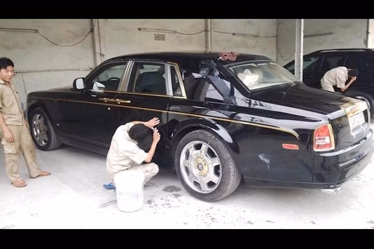 Vào năm 2012, chiếc Rolls-Royce này từng gây xôn xao dư luận khi được cho là mẫu Phantom phiên bản Rồng thứ 5 xuất hiện tại Việt Nam, trong tổng số 33 chiếc được sản xuất dành cho Trung Quốc.