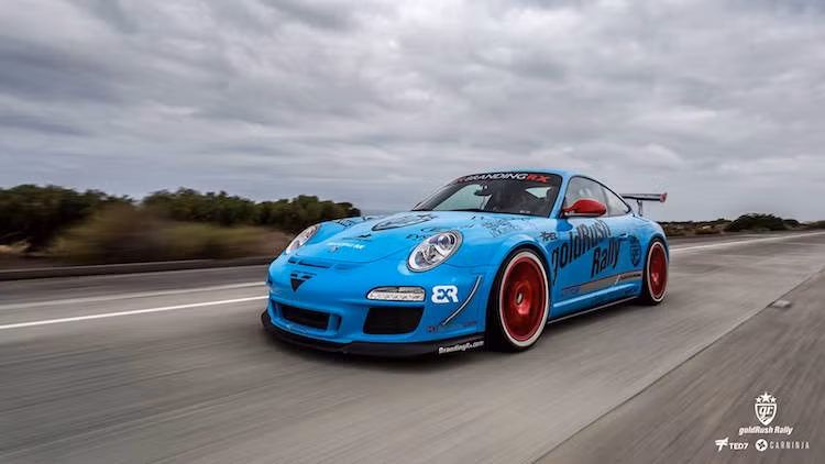 Porsche 911 GT3 RS - phiên bản 911 nạp khí tự nhiên thể thao nhất được "độ" mâm và có nước sơn màu xanh "baby blue" trẻ trung.
