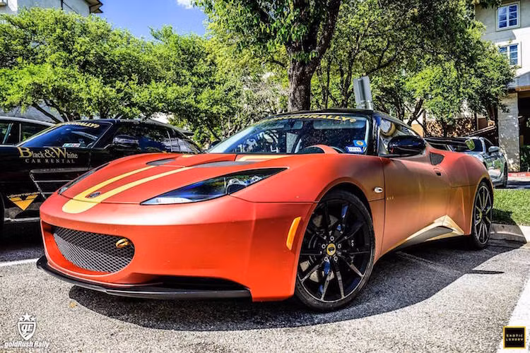 Mẫu xe Anh hiếm gặp Lotus Evora cũng tham gia hành trình.