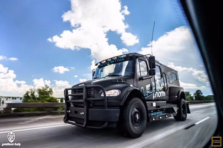 GoldRush cũng đã quy tụ được một lượng lớn những siêu xe, xe sang và "xế dị" nhất trên đất Mỹ, chẳng hạn như chiếc pickup hạng nặng International được "độ" lại này.