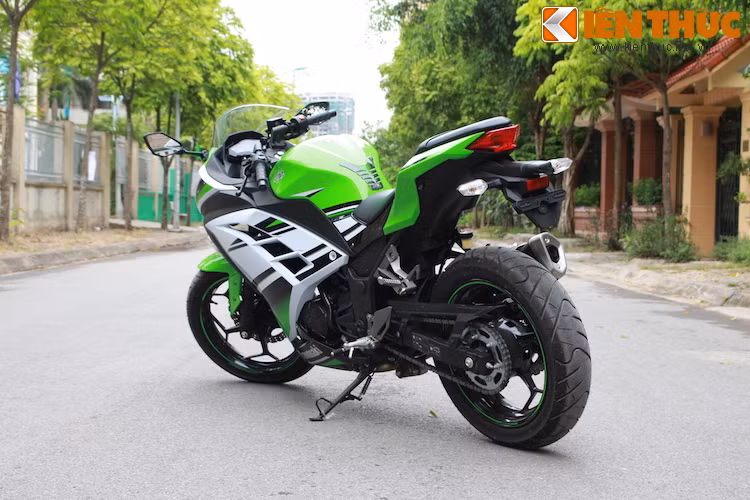 Chiếc Kawasaki Ninja 300 trong bài được phân phối chính hãng tại Hà Nội, xe có giá 196 triệu đồng (đã bao gồm VAT).