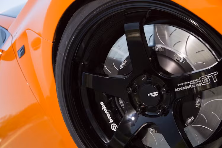 "Dàn chân" xe cũng trở nên nổi bật hơn với bộ mâm Advan Racing GT thiết kế 5 cây khỏe khoắn, với màu đen bóng mạnh mẽ và đi kèm lốp thể thao Falken Azenis FK453.