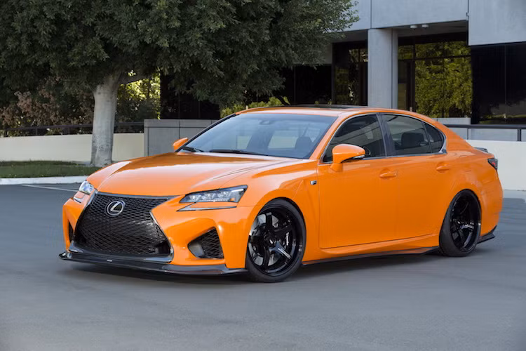 Trong 2 "cơn lốc màu da cam" được Lexus trưng bày tại triển lãm SEMA 2015, chiếc sedan thể thao GS-F đã được độ lại "nhẹ nhàng" hơn.