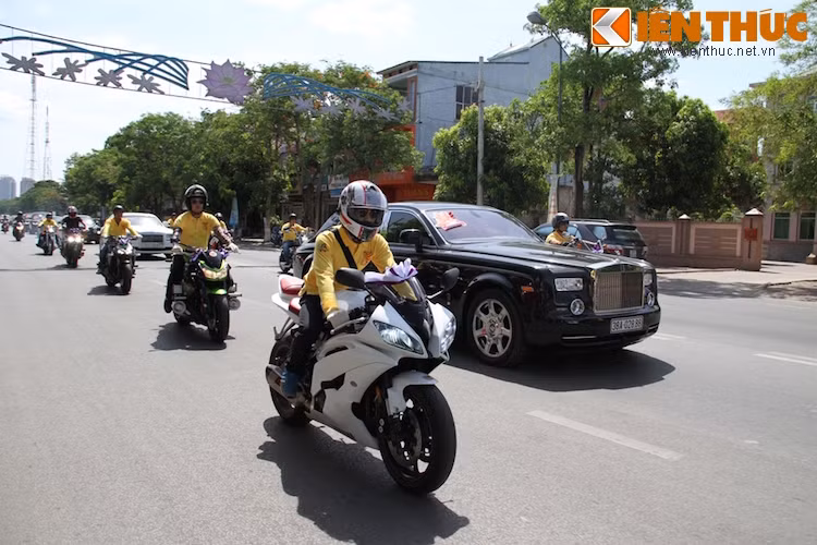 Đi song song với đoàn xe ôtô là những thành viên của đội môtô Vinh-Nghệ Anh với các mẫu xe "khủng" như Yamaha R6...