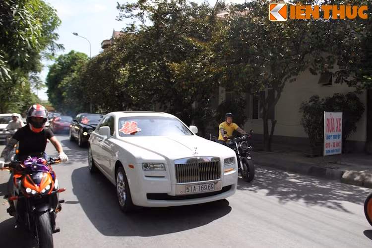 Một chiếc Rolls-Royce Ghost, nối sau là Bentley Mulsanne hỗ trợ đưa đón người nhà 2 họ.