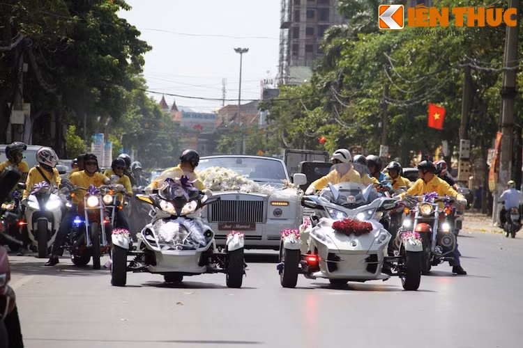 Theo sau là các thành viên khác hỗ trợ trên những chiếc Harley Davidson, với đầy đủ loa và đèn tín hiệu.