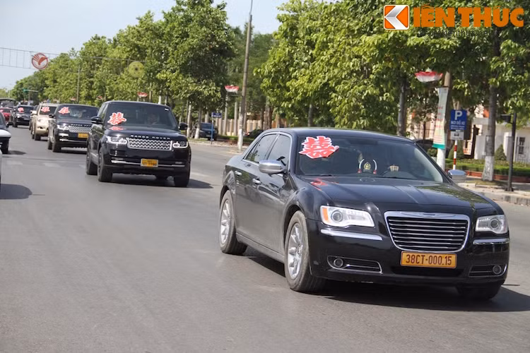 Ngoài Rolls-Royce, đoàn rước còn có sự góp mặt của xế sang Mỹ Chrysler 300C đời mới nhất...