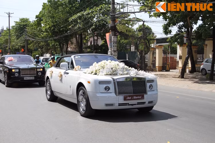 Nối tiếp ngay sau xe của cô dâu chú rể là một chiếc Rolls-Royce Phantom "đẳng cấp" không hề thua kém.