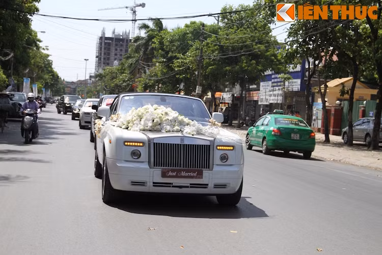 Đi đầu đoàn rước là chiếc xe mui trần siêu sang Rolls-Royce Phantom Drophead.