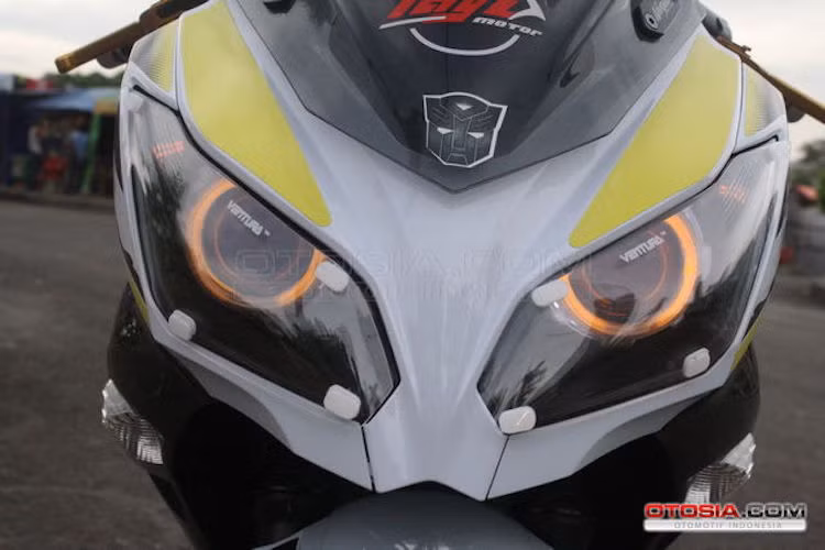 Phần đầu chiếc xe có thêm 2 tấm bảo vệ đèn pha từ Ventura. Bản thân đèn pha cũng đã được độ lên bóng projector kèm dải LED "Angel Eyes" độc đáo như đèn trên xe BMW.