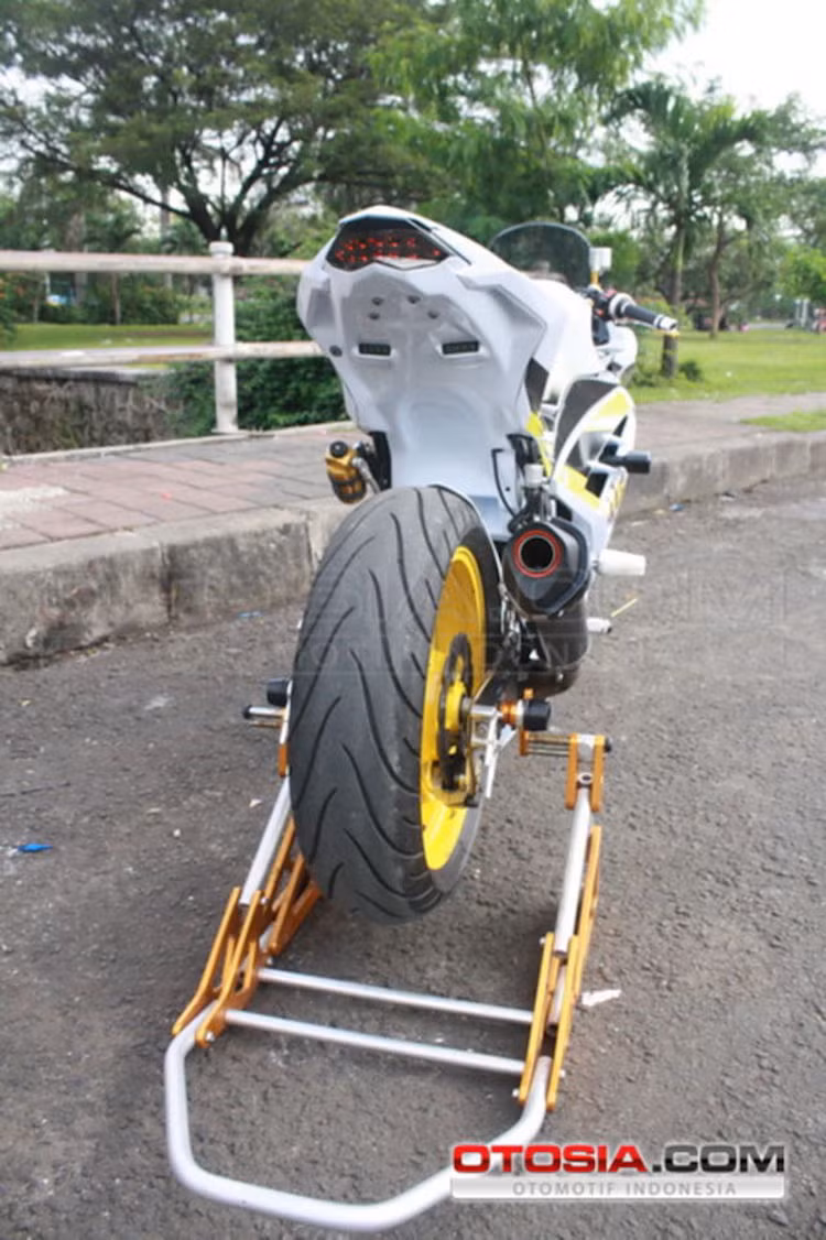 Phần nhựa phía sau nguyên bản của chiếc xe bị loại bỏ dè sau, đồng thời chế thêm 2 dải xi-nhan LED bên dưới gầm.