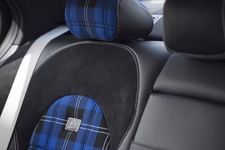 Các ghế ngồi có bề mặt bọc kết hợp giữa Alcantara và đặc biệt là vải tartan có bề mặt vân caro, đem tới cho cabin chiếc xe cảm giác của thập niên 70-80 của thế kỷ 20.