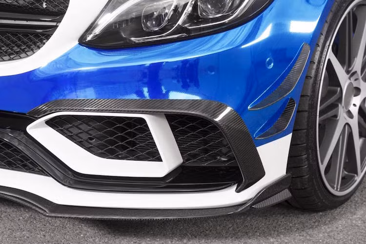 Dựa trên cơ sở cản trước "zin" của Mercedes C63 AMG nhưng Carlsson đã "chế" lại cản trên CC63S Rivage, chia thành nhiều ô lấy gió hơn cùng sự xuất hiện của các "vây" khí động học bằng sợi carbon như xe đua.