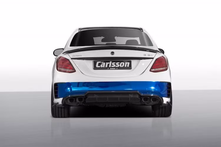 Cánh đuôi dạng nẹp gắn trên kính chắn gió sau và nắp khoang hành lý kết thúc những thay đổi trên xe.