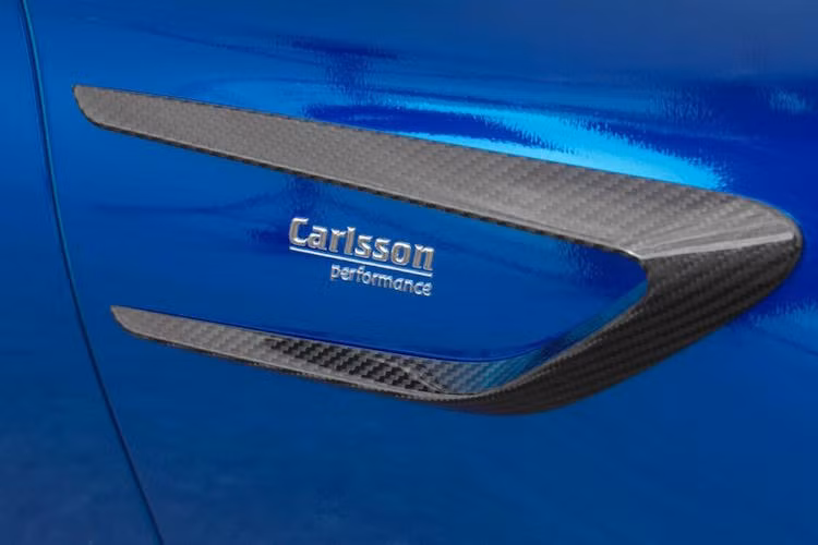 Bên cạnh màu sơn độc, trên vè trước còn được gắn thêm các vây bằng sợi carbon, tạo cảm giác thể thao hơn. Cả 4 bánh xe được trang bị bộ mâm 19 inch Carlsson 1/5 EVO II Diamond Edition.