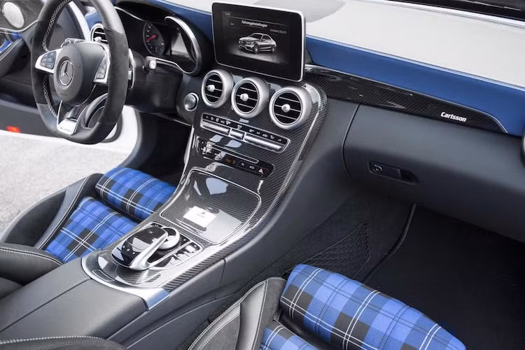 Phong cách trang trí độc đáo tiếp tục được Carlsson áp dụng trong nội thất, với bảng táp-lô bọc da Nappa và nhấn mạnh bằng một số chi tiết Alcantara.