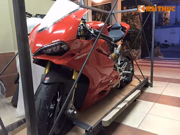 “Dap thung” sieu moto Ducati 1299 Panigale tai Viet Nam