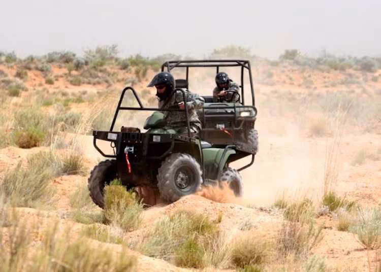 Khi cần chở nhiều khí tài và nhân sự hơn, những chiếc xe máy 4 bánh ATV sẽ được đặc nhiệm và binh lính Mỹ sử dụng.