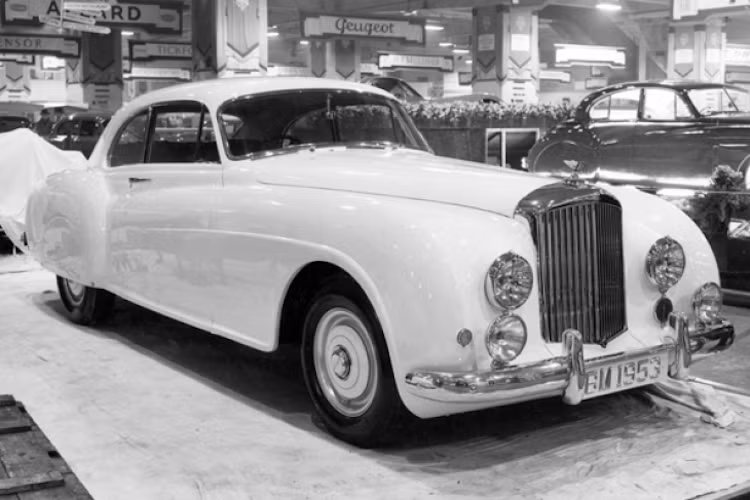 Xuất hiện vào năm 1952, chiếc "siêu xe hàng hiếm" Bentley R-Type Continental Fastback từng là chiếc xe 4 cửa nhanh nhất Thế giới.