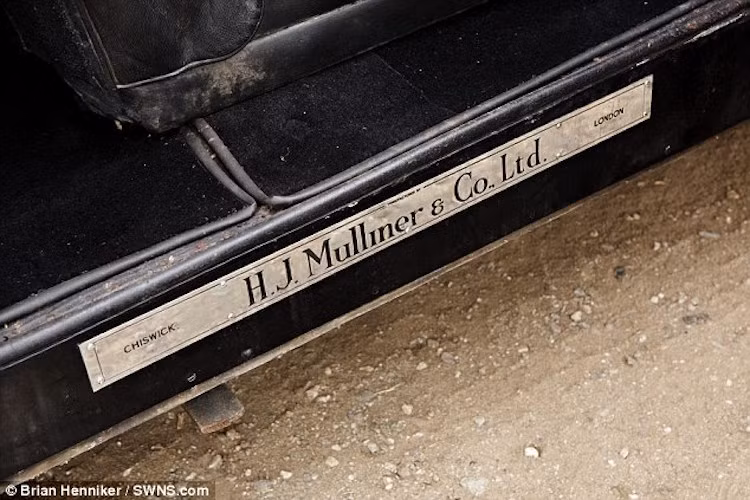 Thân xe được chế tác bởi công ty H.J Mulliner nổi tiếng, trong khi nội thất được trang bị các ghế ngồi bọc da Connoly và radio sóng tầm trung.