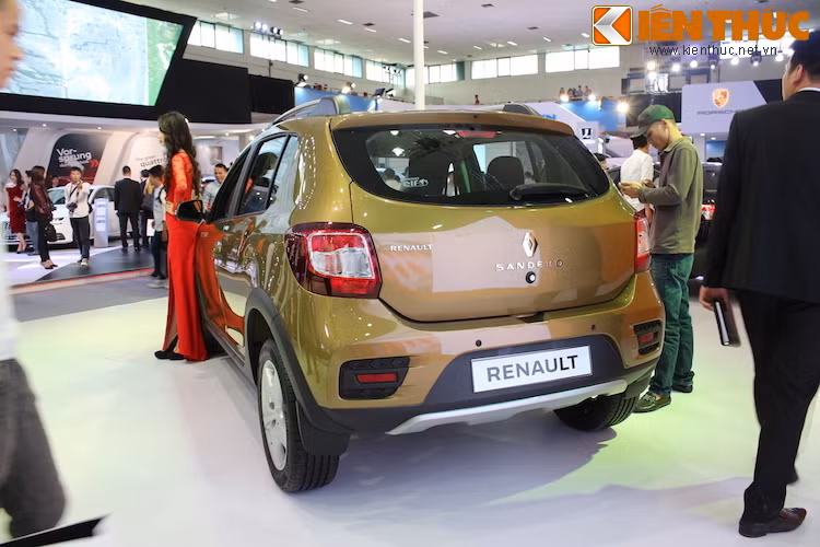 Cản sau của xe cũng có phần nhựa bảo vệ dưới gầm với màu bạc - một chi tiết quen thuộc trên nhiều chiếc crossover khác.