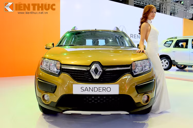 Sandero sở hữu thiết kế khỏe khoắn nhưng vẫn đậm chất Renault với những đèn pha to kèm lưới tản nhiệt hình cánh cung đặc trưng với logo con thoi mạ chrome sáng bóng, to bản ở chính giữa mũi xe