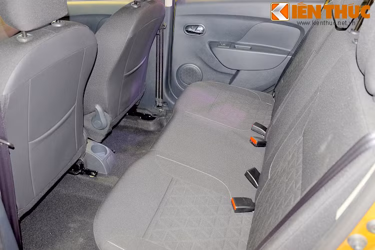 Bên trong khoang lái, chiếc xe được trang bị 4 túi khí. Hàng ghế sau tương đối rộng rãi với khoảng trống cho đầu gối là 144 mm.