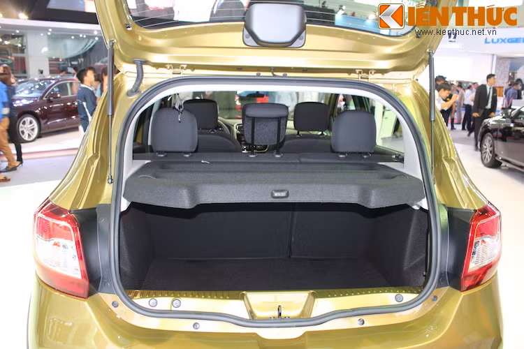 Hàng ghế sau có khả năng gập 30/70 để mở rộng khoang hành lý. Thể tích khoang hành lý khi dựng ghế sau lên là 320 lít.