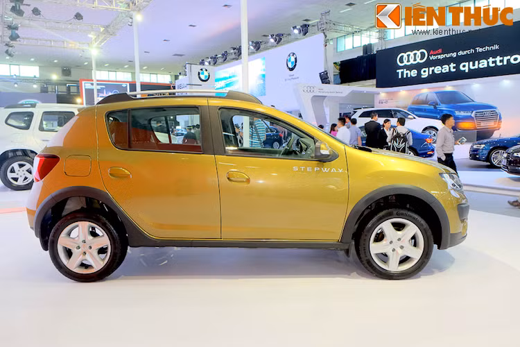 Giống nhưu i20 Active, chiếc xe được ốp nhựa đen mờ xung quanh thân và có khoảng sáng gầm lớn để tạo cảm giác như một chiếc crossover.