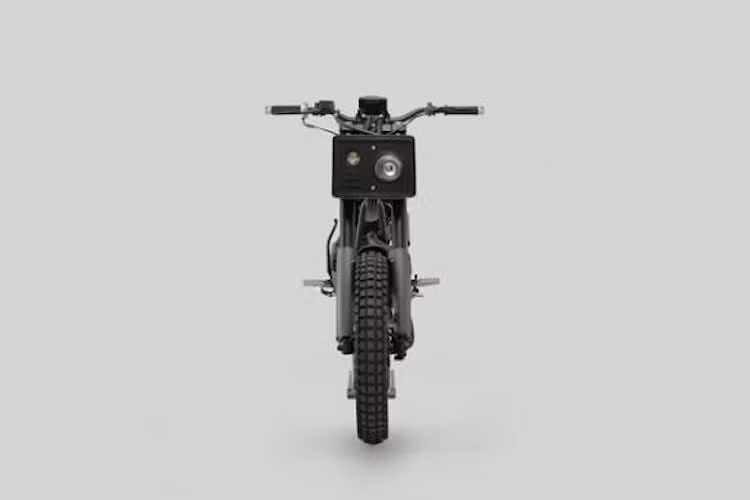 Cả 2 bánh xe đã được thay bằng loại lốp gai, đồng thời phuộc trước và sau được nâng lên để có thể đi "offroad". Phần đầu xe có đèn pha với thiết kế "mắt nổ mắt xịt" độc đáo, được gắn trong một chiếc hộp nhôm vuông vức.